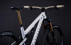 COMMENCAL META TR GLITTERY PURE WHITE 12 COMMENCAL META TR GLITTERY PURE WHITE -Promos Vélos Boutique 22METATRALCWH 02 2000